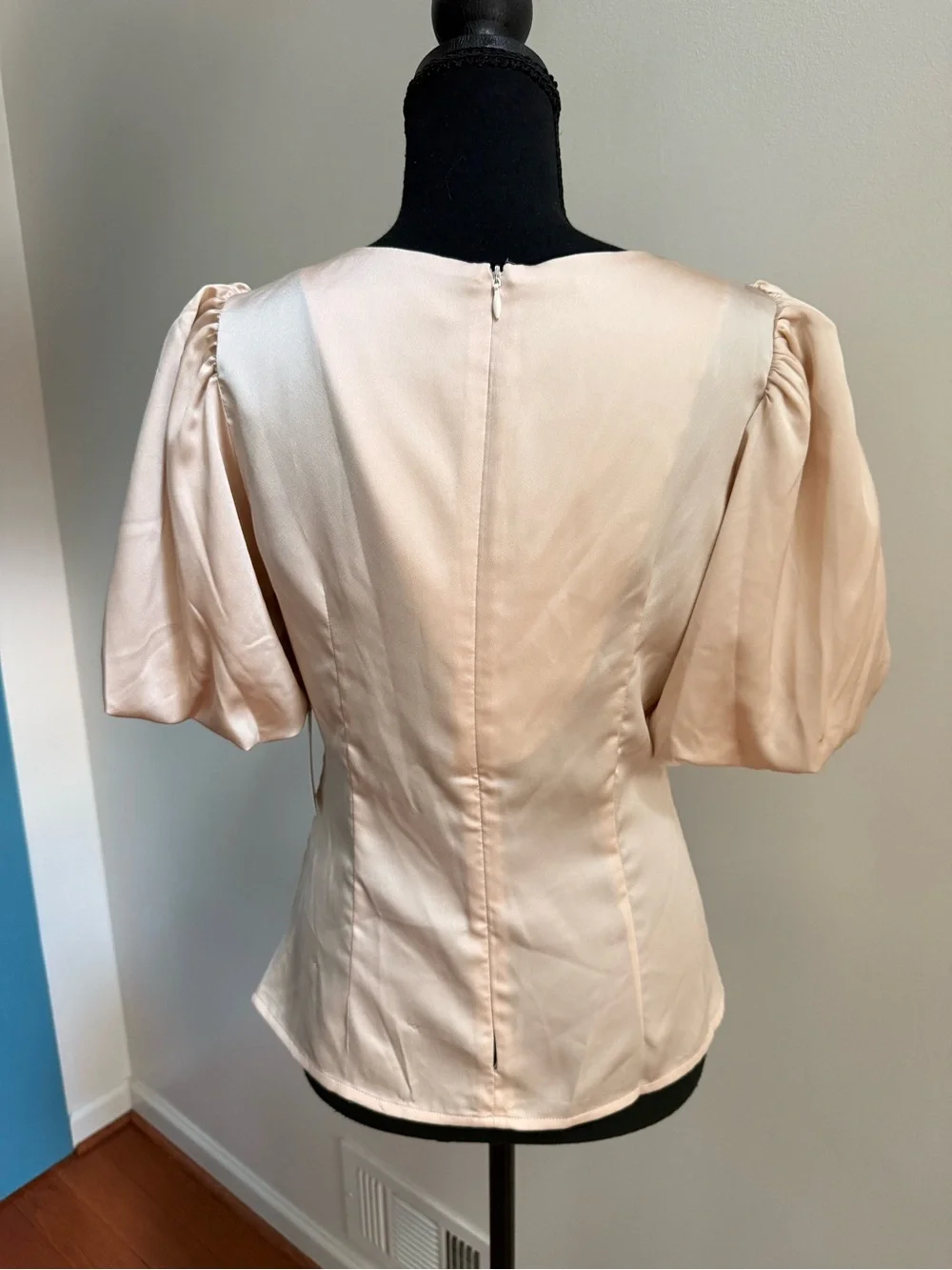 AS­TR the La­bel Deep-V Bal­loon Sleeve Top, Size , NWT Sz Small